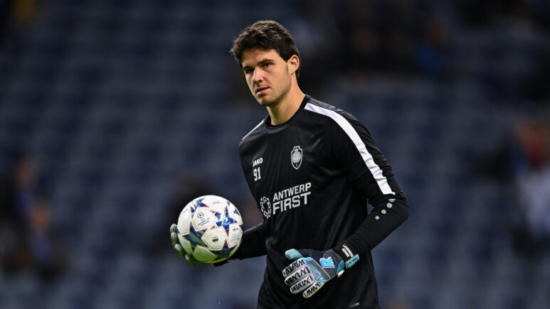 Manchester United has set its sights on this talented goalkeeper.